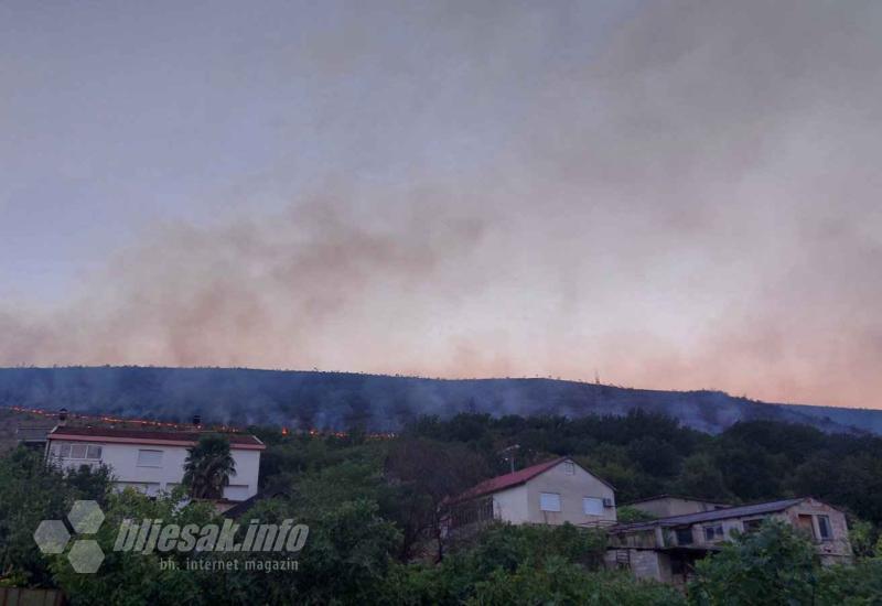 FOTO/VIDEO - Požar u Jasenici, ugrožene kuće